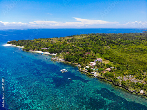 フィリピンのボホール島近くにあるカビラオ島をドローンで撮影した空撮写真 Aerial photo of Cabilao Island near Bohol, Philippines, taken by drone.