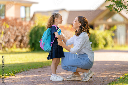 Foto Parent and pupil going to school