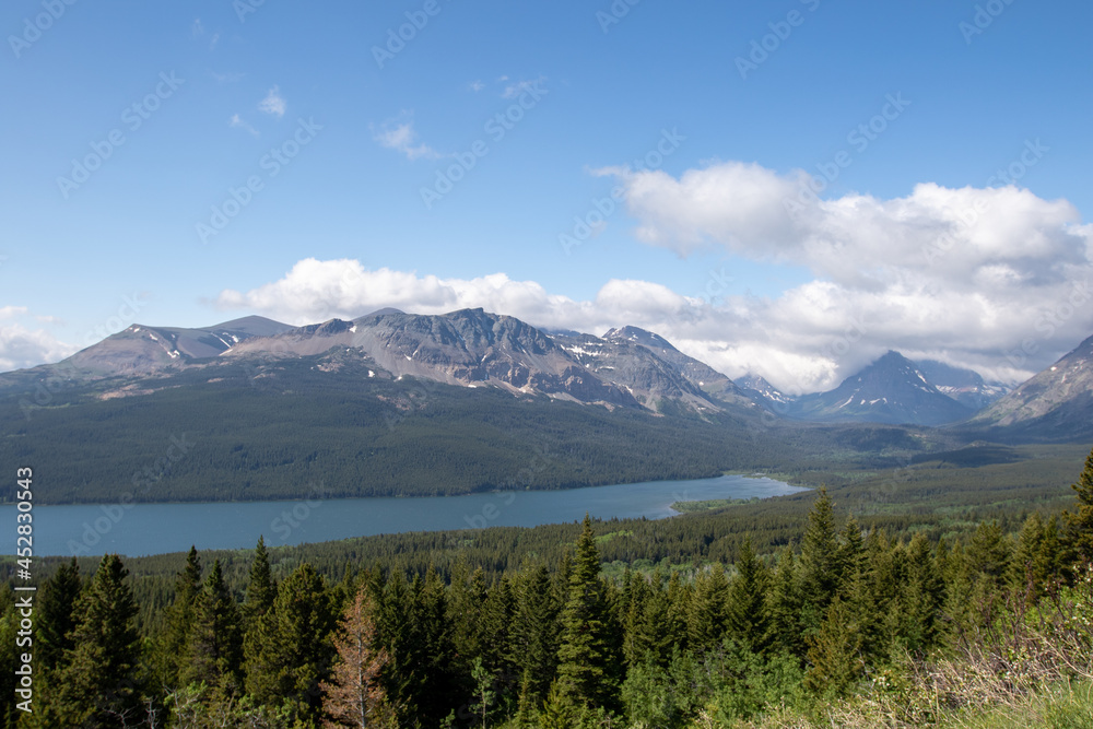 Obraz premium Landscape of Lake in Northern Montana