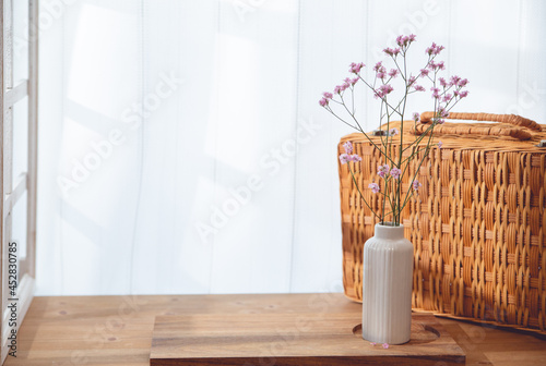 Fototapeta Naklejka Na Ścianę i Meble -  部屋の窓辺に飾る花瓶に入ったピンクのお花。コピースペース。