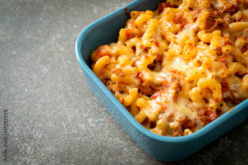 Schilderij op canvas homemade macaroni bolognese with cheese