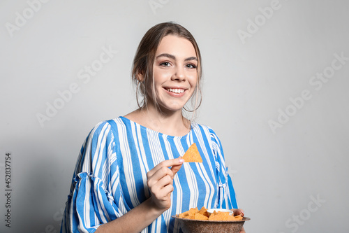 Beautiful young woman eatin...