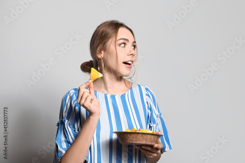 Beautiful young woman eatin...