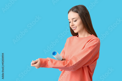 Young woman cleaning her sw...