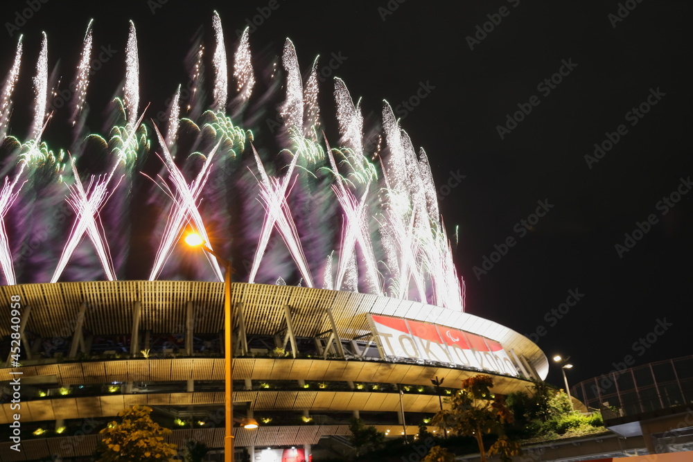 21年8月24日日本 東京の新国立競技場近くで撮影 東京パラリンピック開会式の花火の演出 今回のパラリンピックは緊急事態宣言中の開催のため無観客での開催となりました Stock Photo Adobe Stock