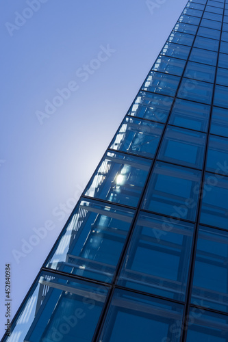 高層ビルのガラス窓を透過する太陽の光