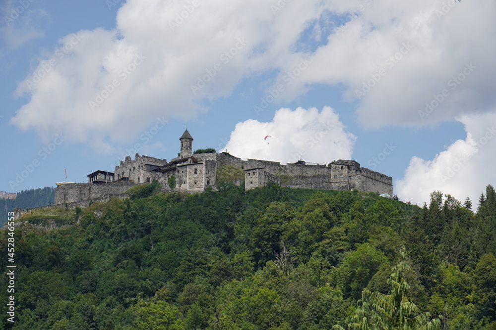 Burg Landskron bei Villach mit Paragleitern