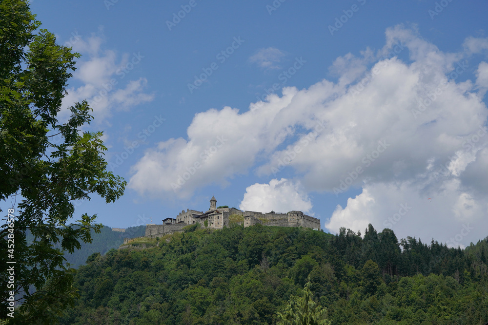 Burg Landskron bei Villach mit Paragleitern