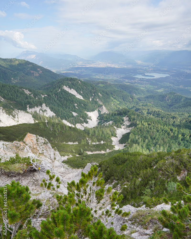 Naklejka premium Wanderung auf den Mittagskogel nahe Faaker See