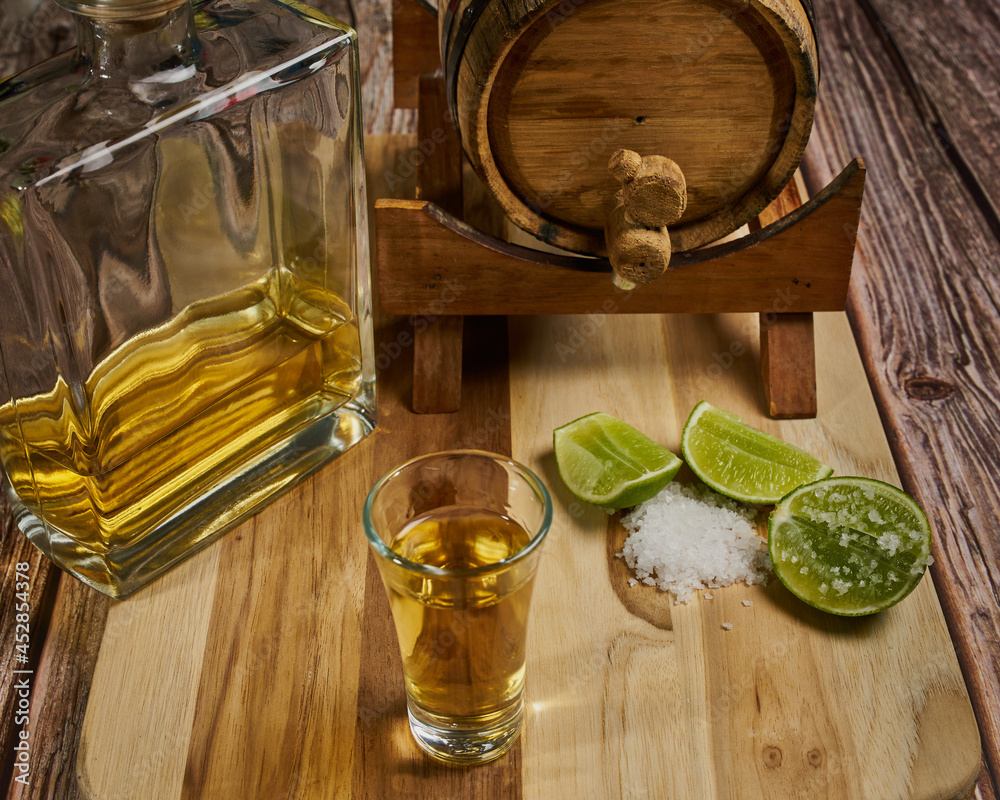 Como tomar un trago de tequila en México con su limón y sal con la
