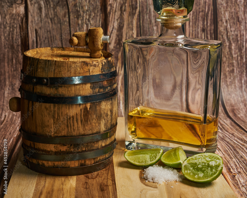 Como tomar un trago de tequila en México con su limón y sal con la ...