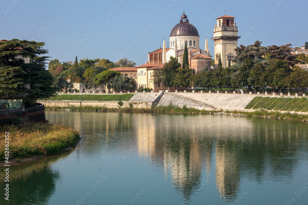 Verona. Chiesa di San Giorgio in Braida alla curva dell' Adige