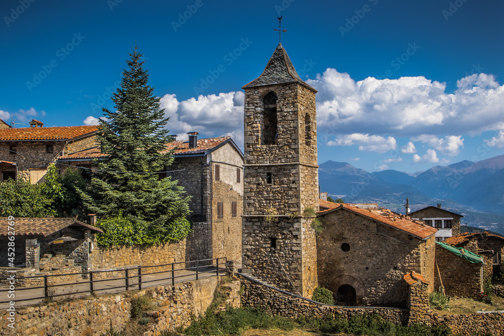 Kirche in einem Dorf in den Pyrenäen