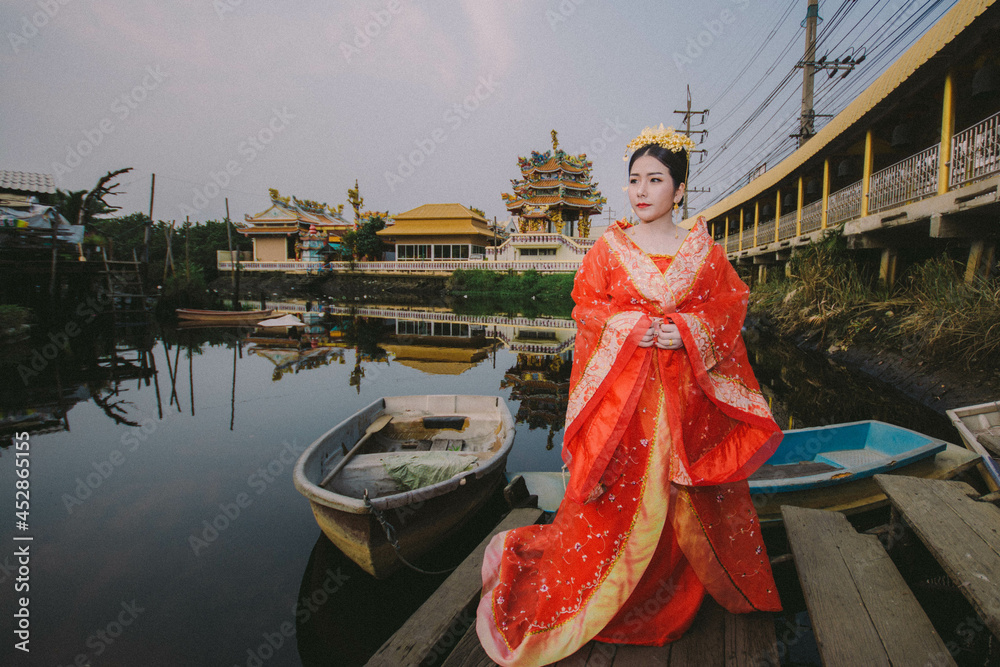 Obraz premium woman wearing chinese new year costume