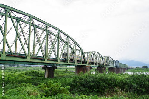 富士川鉄橋を渡る列車