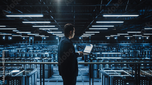 Konstfotografi Data Center Male Administrator Using Laptop Computer