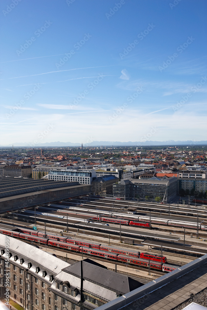 Fototapeta premium Skyline München Panaroma mit Zügen