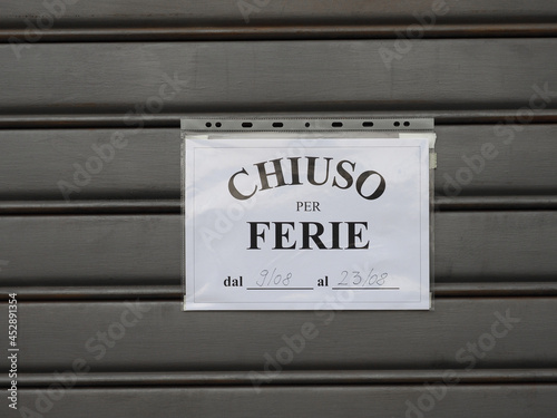 chiuso per ferie (translation: closed for holidays) sign photo