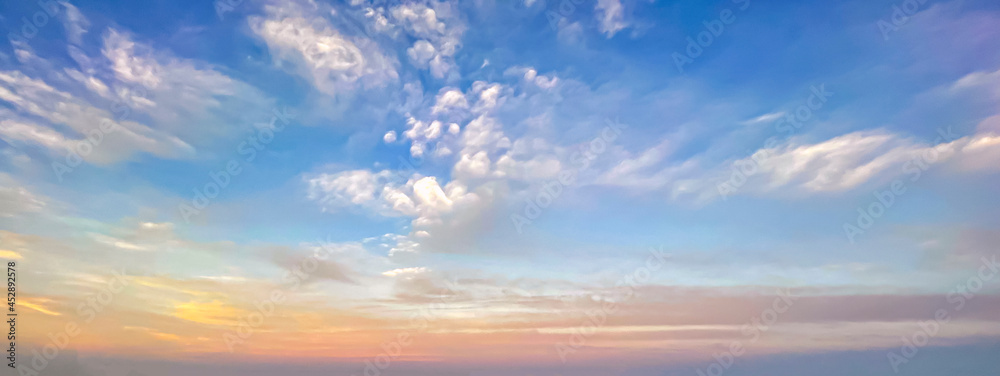 Obraz premium Early morning dramatic sky off the gulf coast of Florida