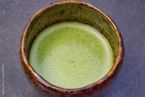 日本の伝統文化 茶道 茶碗と抹茶 コピースペースあり Japanese traditional culture, tea ceremony, tea bowl and matcha(green tea) with copy space available