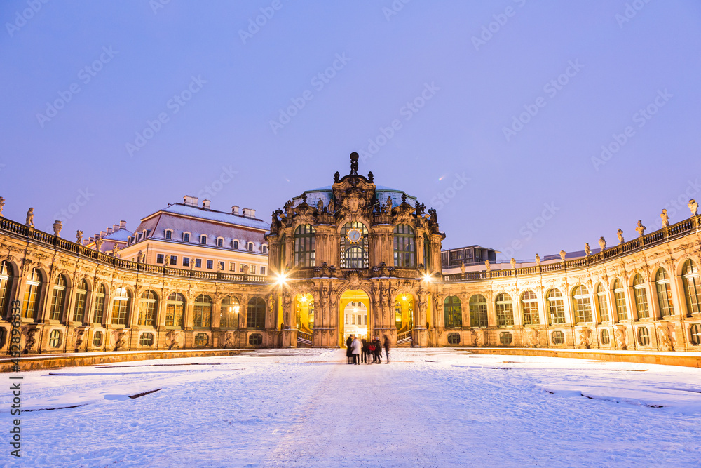 ドイツ　ドレスデンのライトアップされたツヴィンガー宮殿と雪の積もった庭園