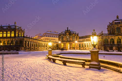 ドイツ　ドレスデンのライトアップされたツヴィンガー宮殿と雪の積もった庭園