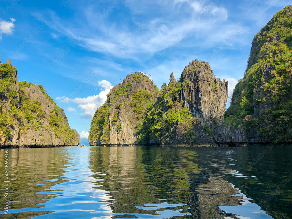 Naklejka premium フィリピンのパラワン州エルニドの自然を観光している風景 Scenery of nature sightseeing in El Nido, Palawan, Philippines.