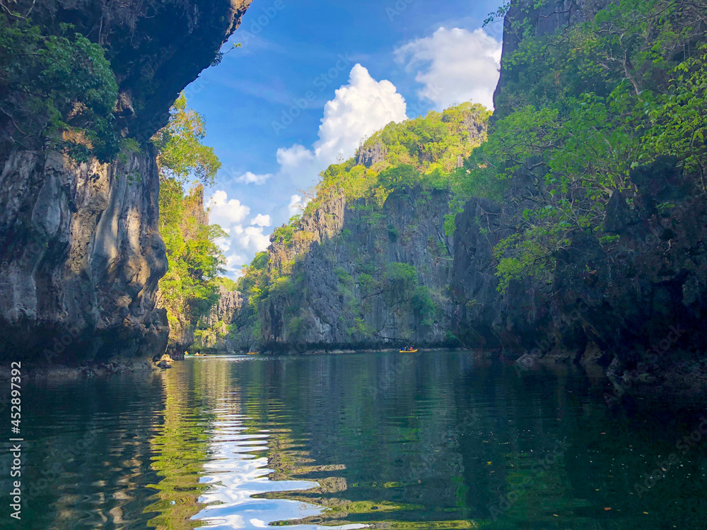 フィリピンのパラワン州エルニドの自然を観光している風景 Scenery of nature sightseeing in El Nido, Palawan, Philippines.
