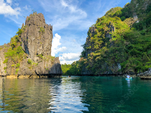 フィリピンのパラワン州エルニドの自然を観光している風景 Scenery of nature sightseeing in El Nido, Palawan, Philippines.