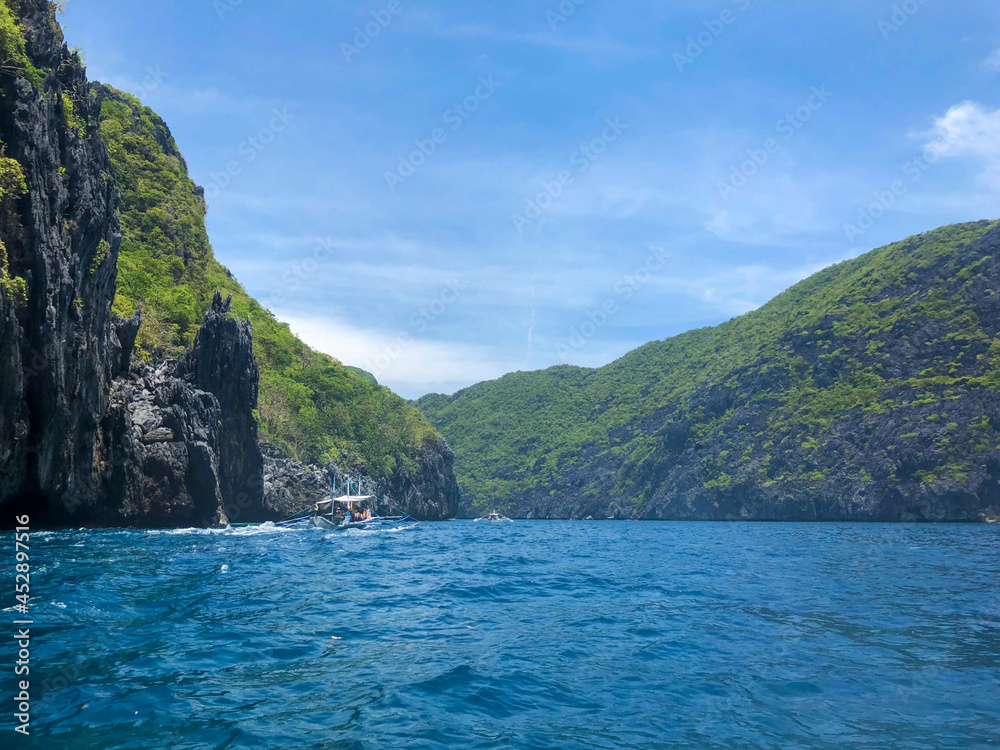 フィリピンのパラワン州エルニドの自然を観光している風景 Scenery of nature sightseeing in El Nido, Palawan, Philippines. フィリピンのパラワン州エルニドの自然を観光している風景 Scenery of nature sightseeing in El Nido, Palawan, Philippines.