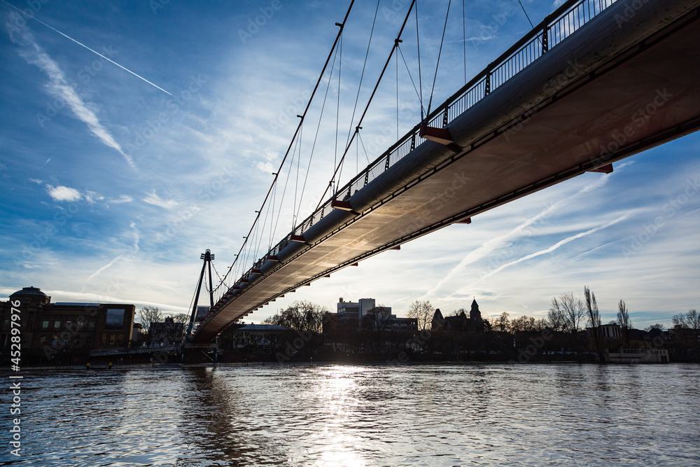 Obraz premium ドイツ フランクフルト・アム・マインのマイン川にかかる橋、ホルバインシュテク