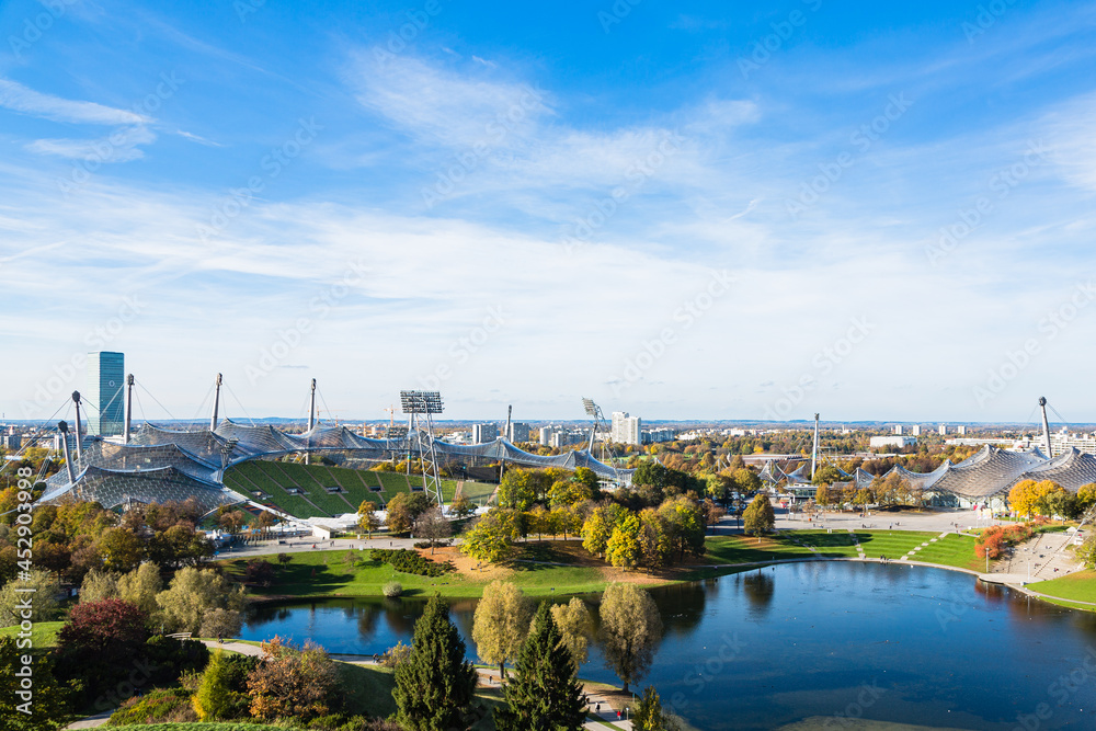 Fototapeta premium ドイツ ミュンヘンのオリンピアパークのオリンピア山から望むオリンピアシュタディオンとオリンピア湖