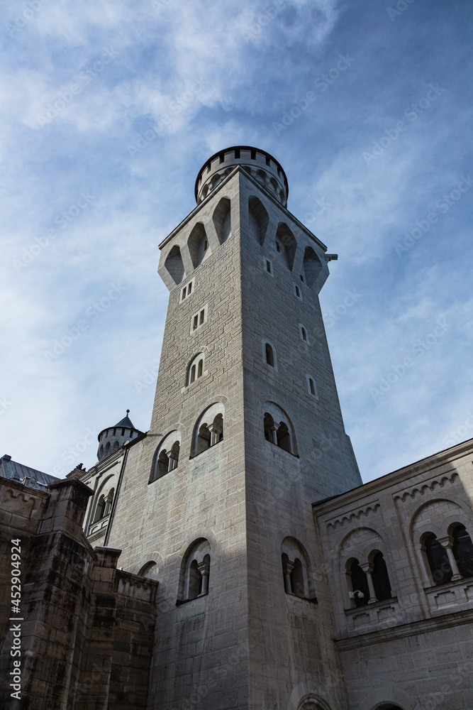 ドイツ　ノイシュヴァンシュタイン城の中庭から見上げる塔