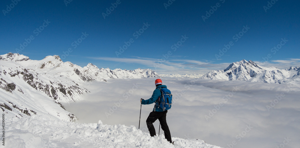 Skifahrer über den Wolken