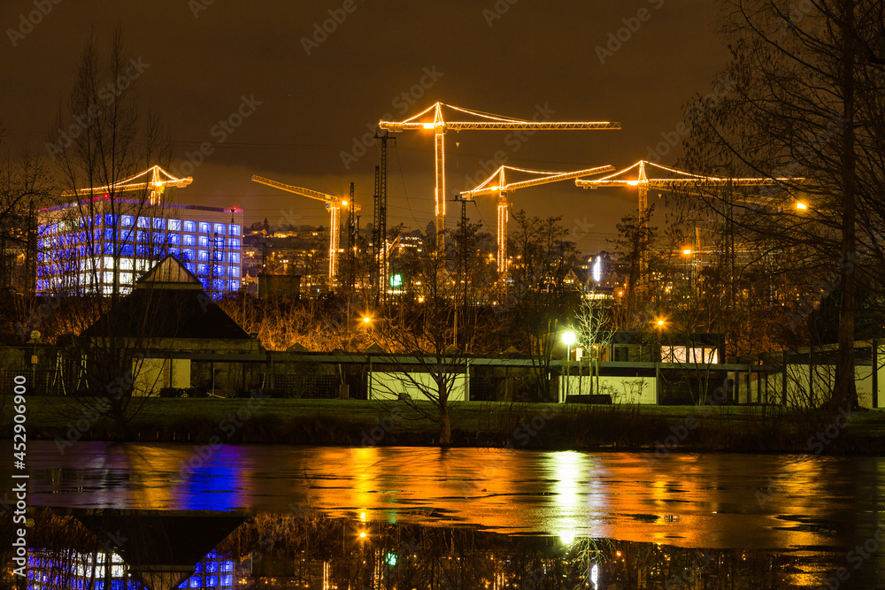 Fototapeta premium ドイツ シュトゥットガルトのウンターラー・シュロスガルテンから見える夜景