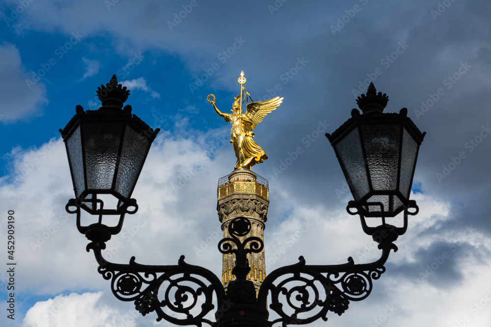 ドイツ　ベルリンのティーアガルテンに建つ戦勝記念塔と金の女神ヴィクトリア像