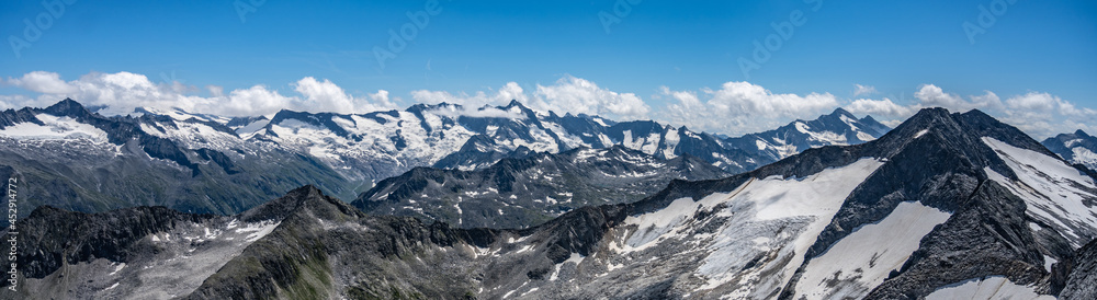 Fototapeta premium Alpnine rocky peaks panorama on sunny summer day. Austrian Alps, Austria