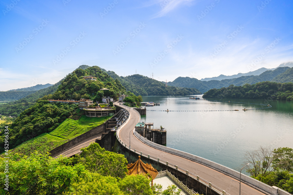 Fototapeta premium Shimen Dam and Shihmen Reservoir at Taoyuan city in taiwan