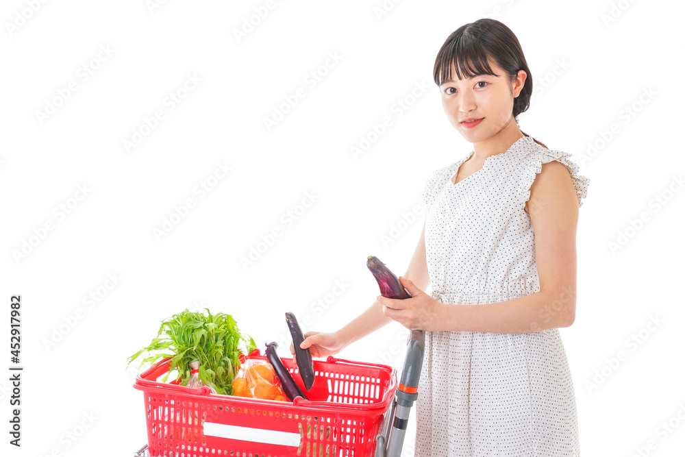 買い物をする若い主婦