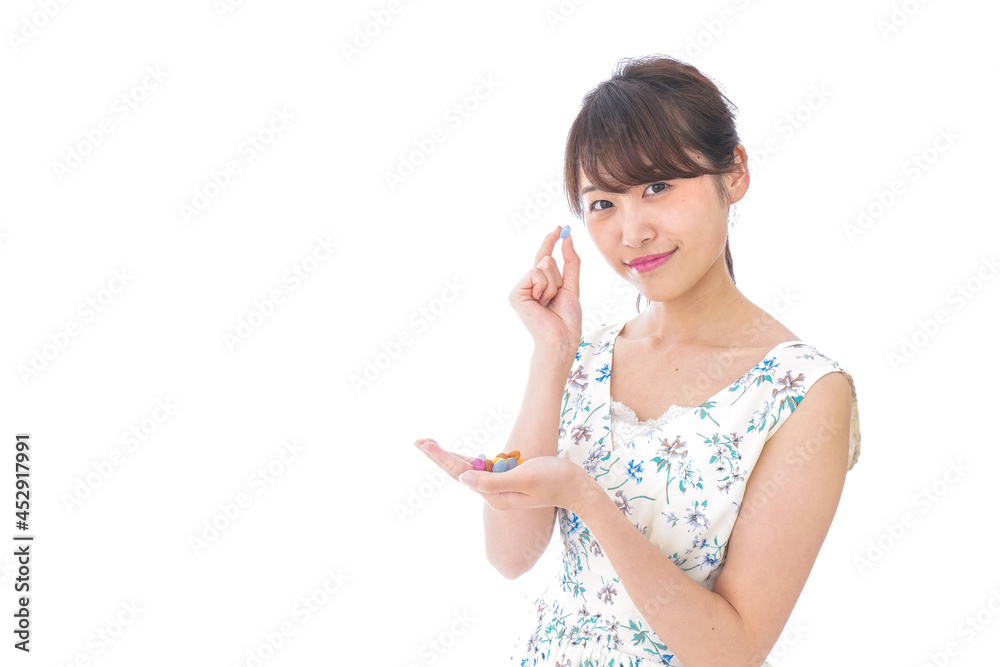 OKサインをしながらアルコール消毒をする若い女性