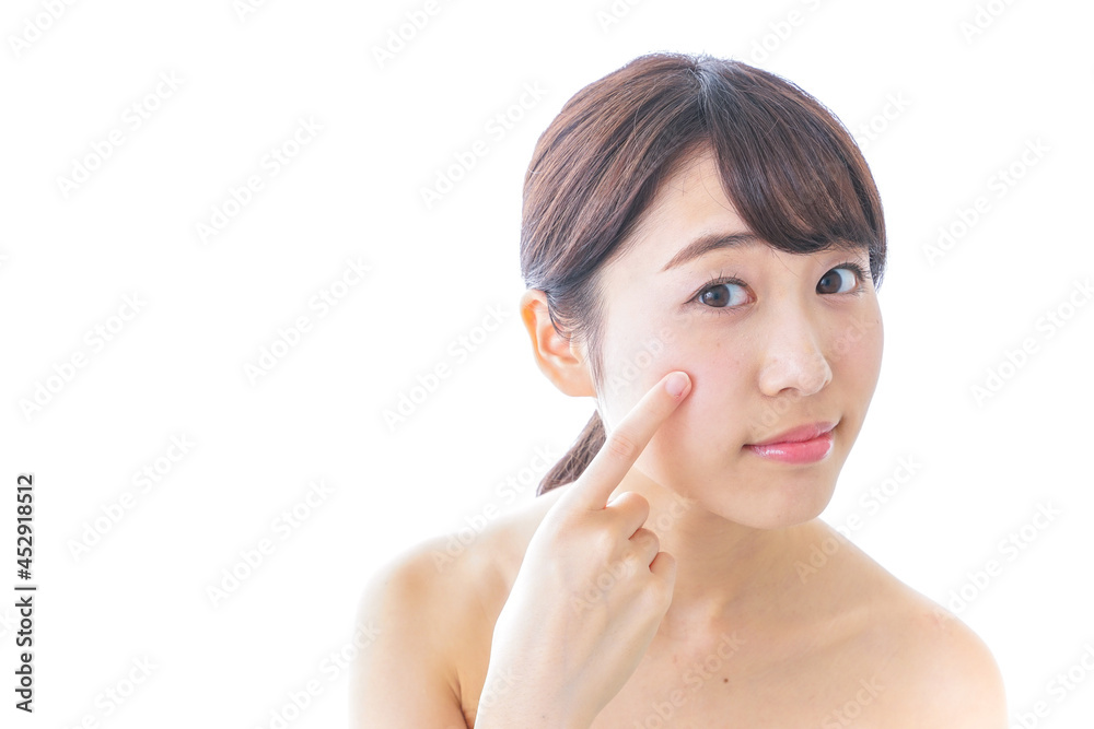 肌荒れを気にする女性 肌荒れを気にする女性