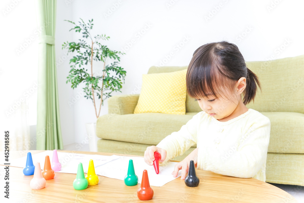 お絵かきをする子ども お絵かきをする子ども