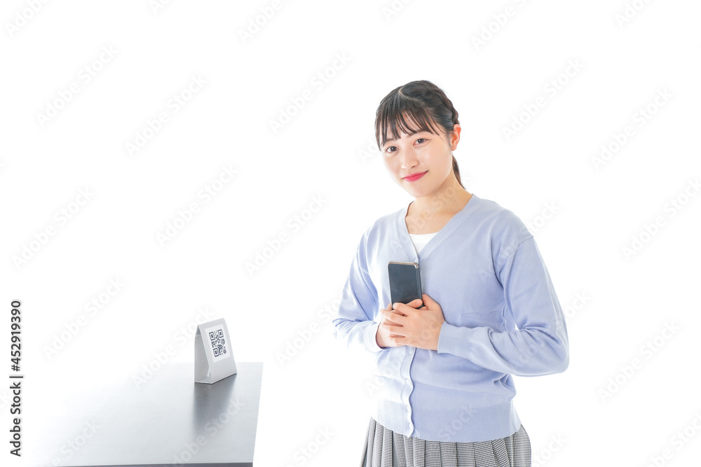 キャッシュレス決済をする若い女性