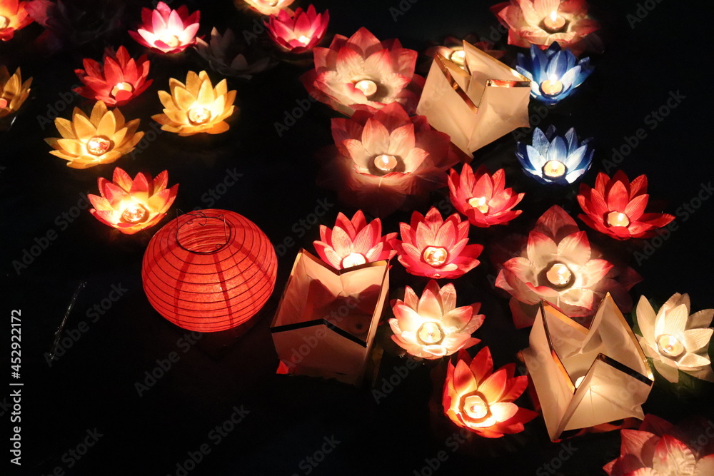 Naklejka premium water lanterns bright light at night