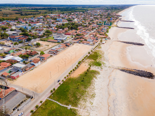 Visão aérea da praia no centro e região comercial. Cidade de Mucuri, no sul da Bahia na região nordeste do Brasil.