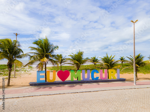 Letreiro da cidade com a frase eu amo mucuri. Cidade de Mucuri, no sul da Bahia na região nordeste do Brasil. © tiago