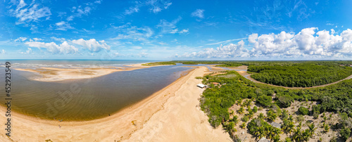 Passarela Ecológica do Gigica sobre o manguezal e ao final praia fluvial e de mar aberto. Cidade de Mucuri, no sul da Bahia na região nordeste do Brasil.