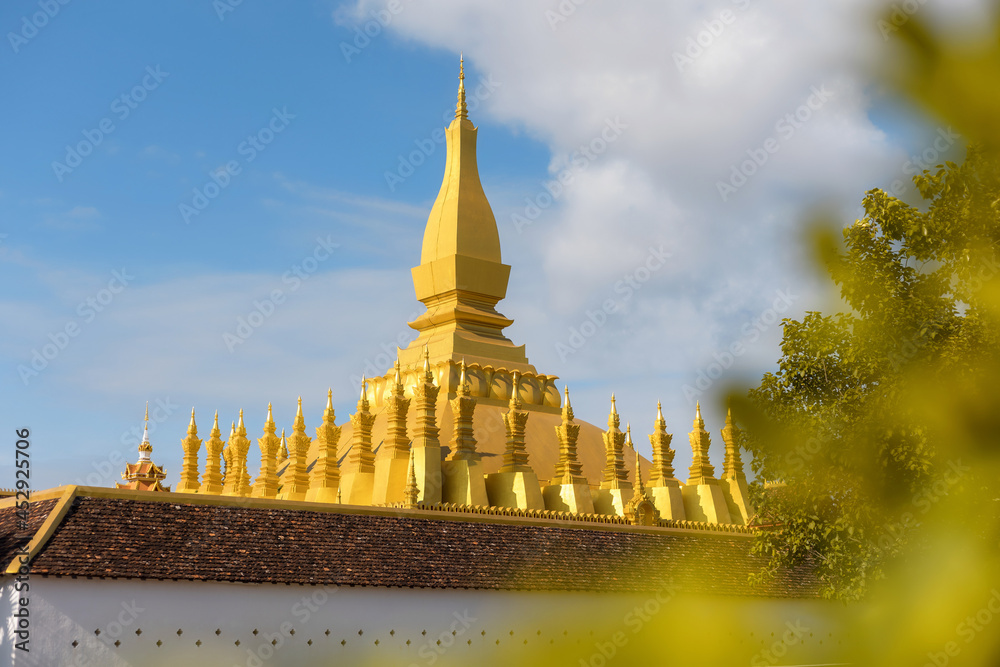 Naklejka premium Pha That Luang Vientiane Golden Pagoda in Vientiane, Laos. sky background beautiful.