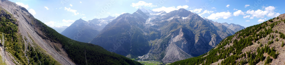 Wallis, Schweiz: Panorama des Weisshorn mit der längsten Hängebrücke der Schweiz Wallis, Schweiz: Panorama des Weisshorn mit der längsten Hängebrücke der Schweiz