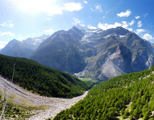 Wallis, Schweiz: Panorama der längsten Schweizer Hängebrücke vor dem Weisshorn photo